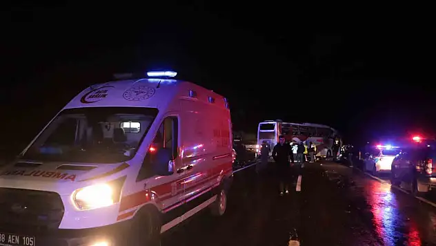 Kayseri'de yolcu otobüsü devrildi: Çok sayıda yaralı var!