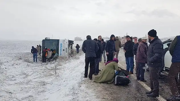 Develi'de yolcu otobüsü devrildi, çok sayıda yaralı var