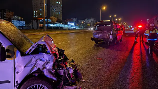Kayseri'de yolda kalan minibüse arkadan çarptı! 6 kişi...