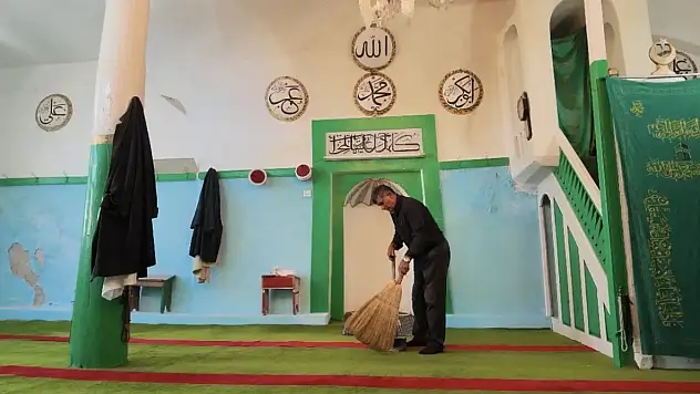 Kayseri'de yürek ısıtan hikâye: Protez bacağıyla yıllardır camiyi temizliyor