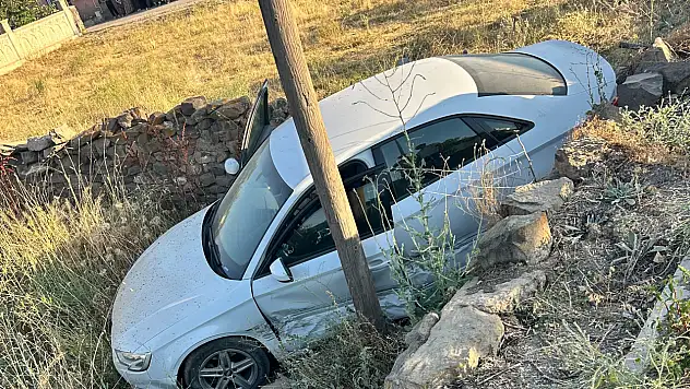 Kayseri'de yürekler ağza geldi! Otomobil boş araziye daldı, 2 kişi hastaneye kaldırıldı