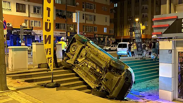 Kayseri'de yürekleri ağza getiren kaza! Polis aracı yan yattı, 3 kişi yaralandı