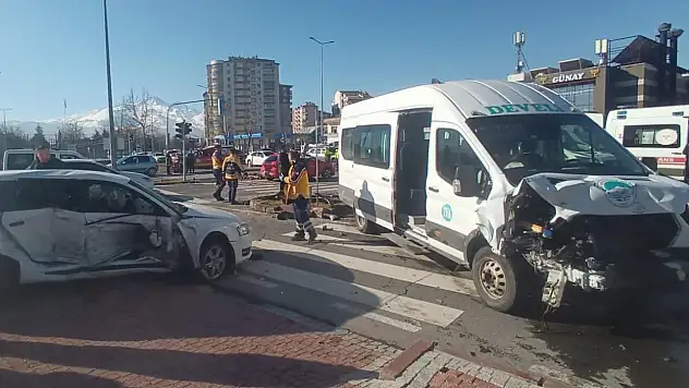 Kayseri'de yürekleri ağza getiren kaza! 14 kişi...