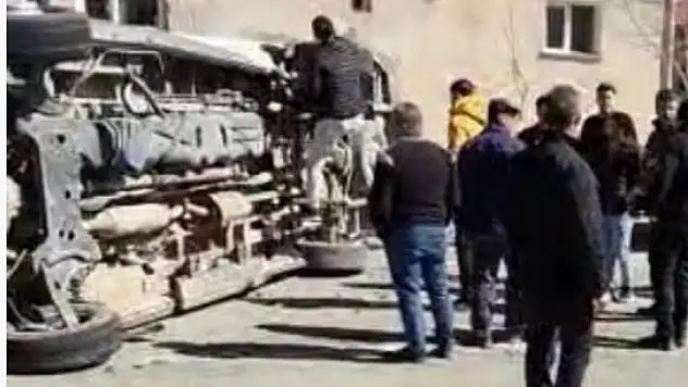 Kayseri'de yürekleri ağza getiren kaza! Öğrenci servisi yan yattı