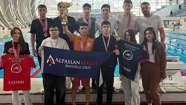 Kayseri'de yüzme yarışması tamamlandı!