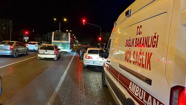 Kayseri'de zincirleme kaza! 3 otomobil birbirine girdi