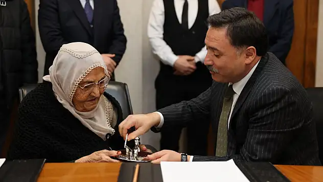 Kayseri'deki afetzedelere evlerini Vali Çiçek teslim etti