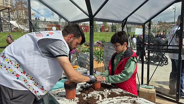 Kayseri'deki festivale yoğun ilgi! Çocuklar gönüllerince eğlendi