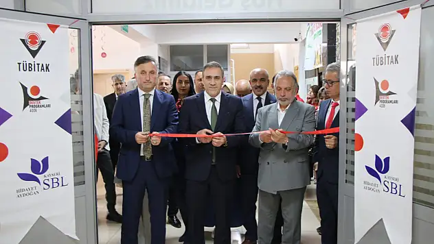 Kayseri'deki lisede TÜBİTAK 4006-B Bilim Fuarı açıldı