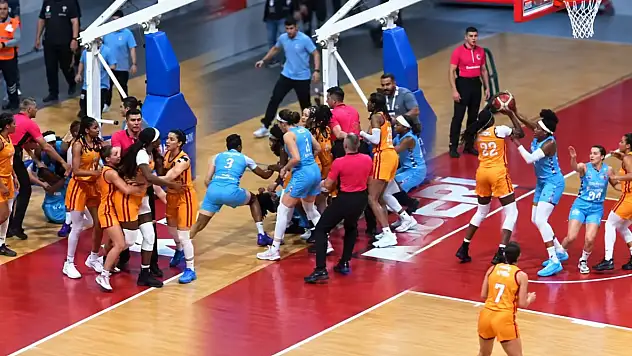 Kayseri'deki maçta kadınların saç başa kavgası Türkiye gündeminde