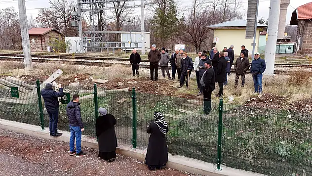 Kayseri'deki o mahalleyi tel örgüyle ikiye böldüler! Mahalle sakinleri telin diğer tarafındaki akrabalarına hasret kaldı