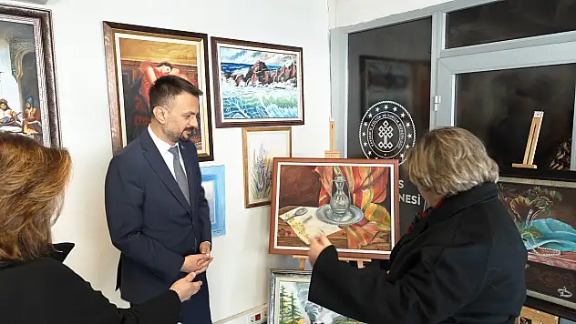 Kayseri'deki sergiye 80 yaşındaki ressam damga vurdu!