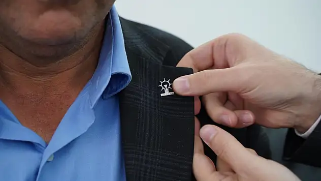 Kayseri'den 3 isim AK Parti rozetlerini taktı