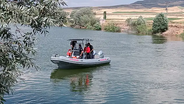 Kayseri Emniyeti akıntıya kapılan çocuğu arıyor!
