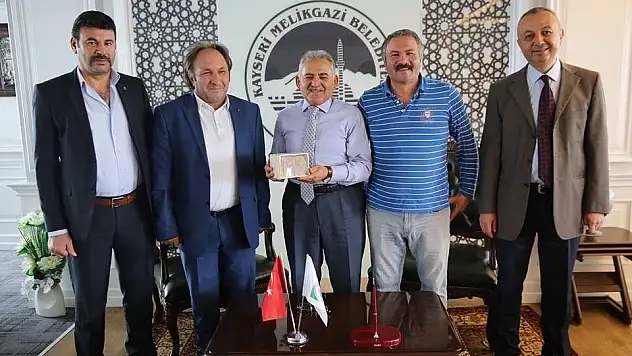 Kayseri Gemerekliler Dernek yönetimi Başkan Memduh Büyükkılıç'ı ziyaret etti
