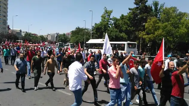 Kayseri halkı meydana darbe nöbetine akıyor