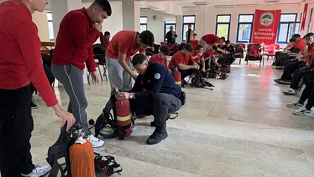 Kayseri İtfaiyesi bu kez öğrencilere eğitim verdi!