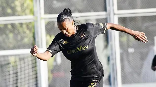Kayseri Kadın Futbol Kulübü'nde milli sevinç! Golcü oyuncuya davet geldi