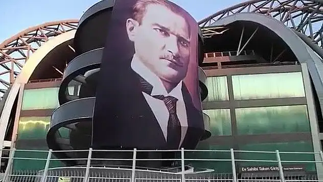 Kayseri Kadir Has Stadyumu'nda İstiklal Marşı yankılandı