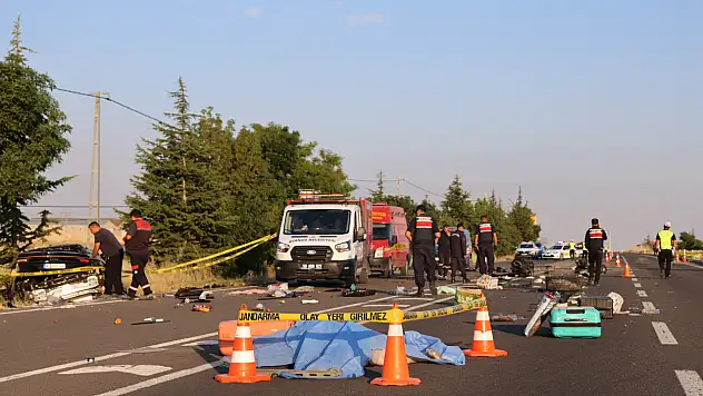 Kayseri-Kırşehir yolunda can pazarı! Gurbetçi aileden 3 kişi öldü