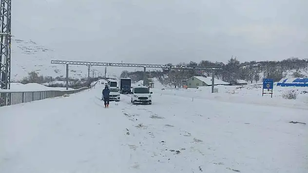 Karda mahsur kalan yolcular uğurlandı