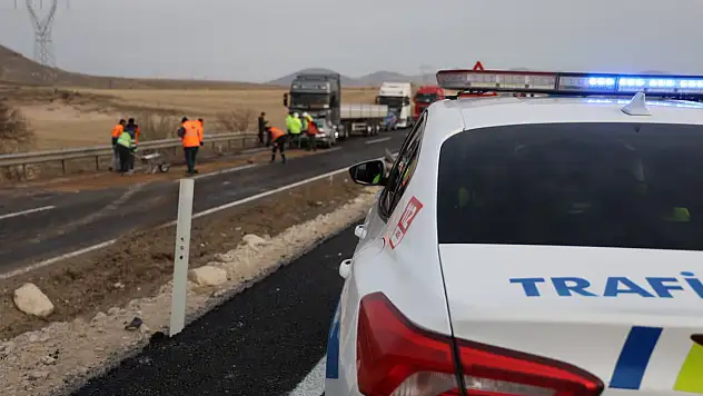 Kayseri-Nevşehir yolunda can pazarı: Otomobille tır kafa kafaya çarpıştı