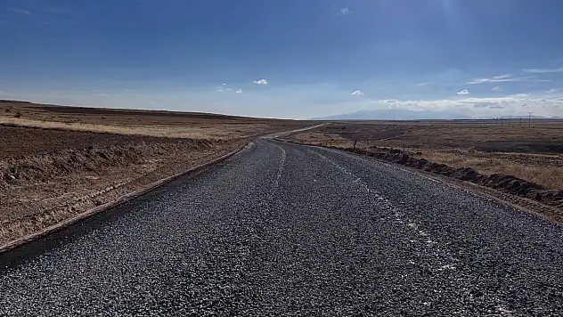 Kayseri'deki mahalleyi, Niğde'deki kasabaya bağlayan yolda ne yapılıyor?