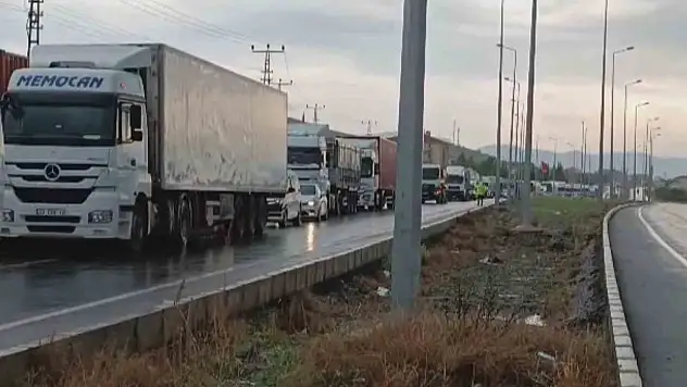 O karayolu sel nedeniyle ulaşıma kapandı...