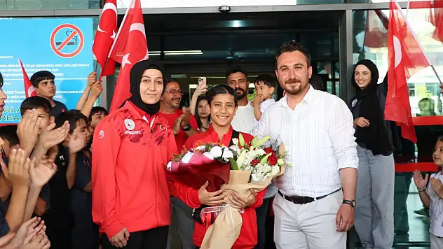 Kayseri'nin altın yumruğu havalimanında çiçeklerle karşılandı