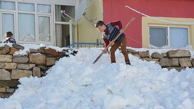 Kayseri'nin Develi ilçesinde iki metre kar hayatı felç etti