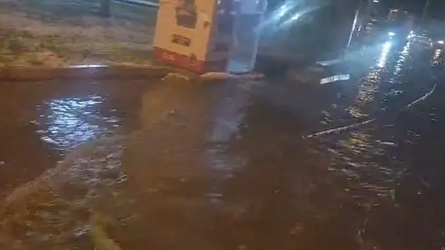Kayseri'nin en işlek caddesini su bastı!