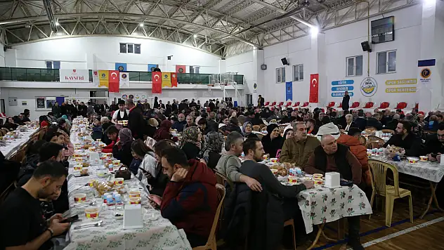 Kayseri'nin eski Vekili hemşehrileriyle hasret giderdi