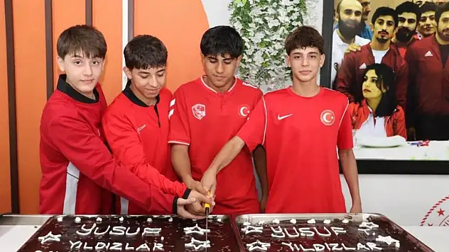 Kayseri'nin genç güreşçilerinden Balkan başarısı sonrası kutlama