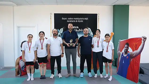 Kayseri'nin minik güreşçileri 6 bin kişi arasından şampiyon oldular