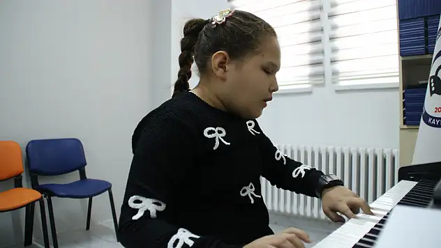 Kayseri'nin minik Mozart'ı: Piyanoda 5-6 notayı aynı anda ayırt ediyor!