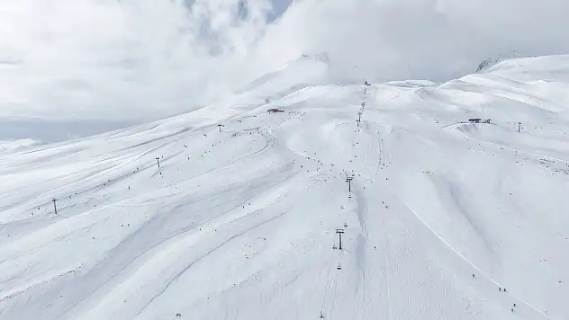 Kayseri'nin o ilçesi Erciyes'e rakip oldu! Kar kalınlığı 147 santimetreye yükseldi