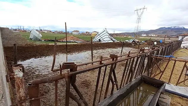 Kayseri'nin o ilçesinde ahırın çatısı uçtu!