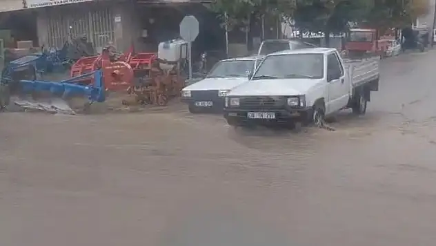 Kayseri'nin o ilçesinde yağmura hazırlıksız yakalandılar!
