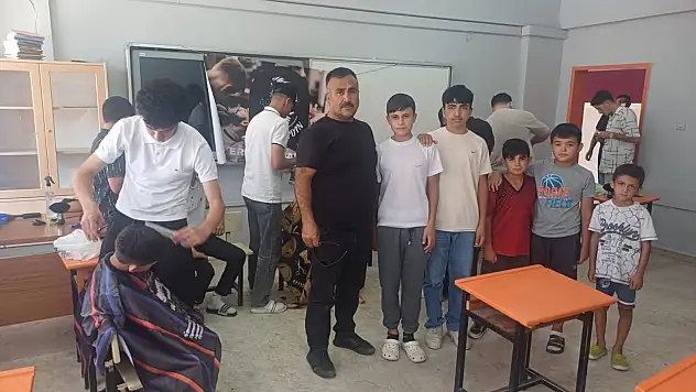 Kayseri'nin o mahallesinde öğrenciler ücretsiz tıraş edildi!