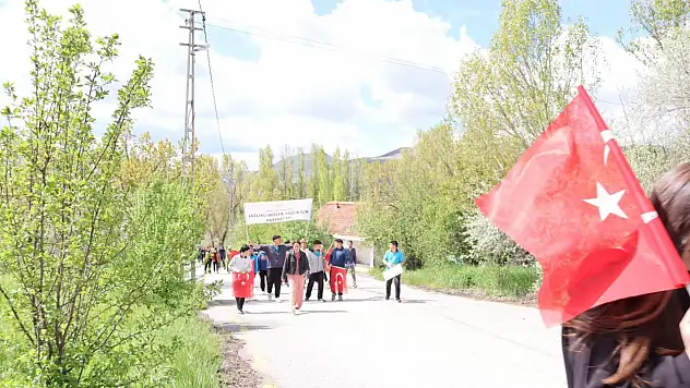 Kayseri'nin tek kadın kaymakamı! Öğrencilerle yürüyüşe çıktı