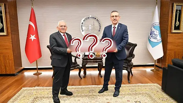 Kayseri'nin yeni müdüründen Başkan Büyükkılıç'a dikkat çeken hediye!