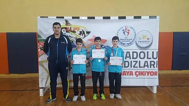 Kayseri'nin Yıldız Raketleri Analig'de Yarı Finalde