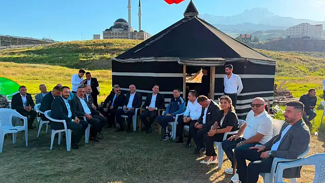 Kayseri'nin zirvesinde dikkat çeken buluşma! Ülkücüler bir araya geldi