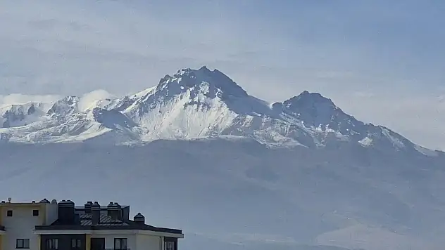 Kayseri'nin zirvesine kar yağdı
