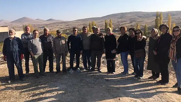 Kayseri Öğretmen Evi 25 kişi ile 550 fidanı toprakla buluşturdu