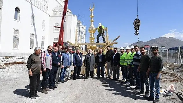 Kayseri OSB Yeni Camiinin ana kubbe alemi  yerleştirildi