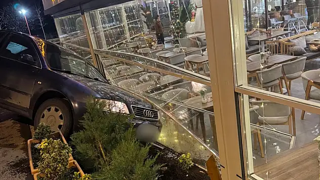 Kayseri'de otomobil kafenin içine daldı!