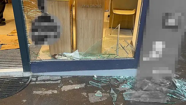 Kayseri plakalı araç dükkanın camına çarparak durabildi!