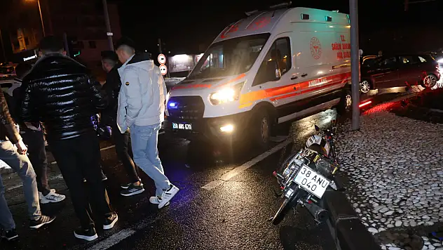 Kayseri plakalı motosiklet otomobile çarptı! Yaralılar var