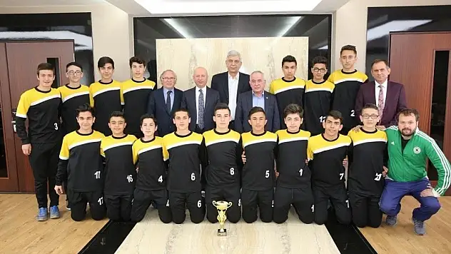 Kayseri şampiyonu Başkan Çolakbayrakdar'ı ziyaret etti